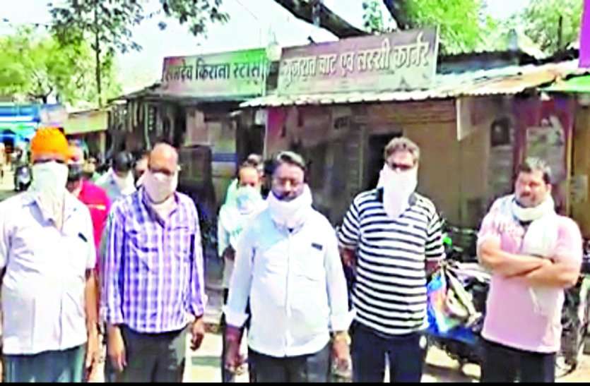 Businessmen adamant on calling MLA on site to tell their problem विधायक को अपनी समस्या बताने स्थल पर बुलाने पर अड़े रहे व्यवसायी