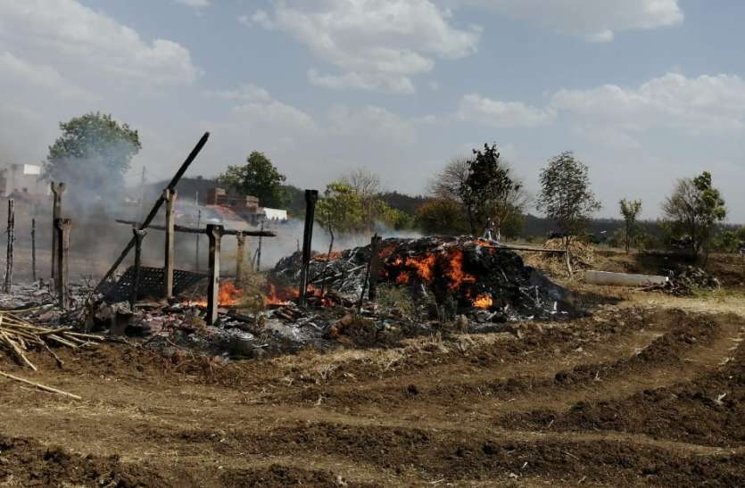 equipment burnt due to fire, आग लगने से कृषि उपकरण जलकर खाक, मवेशी भी झुलसे