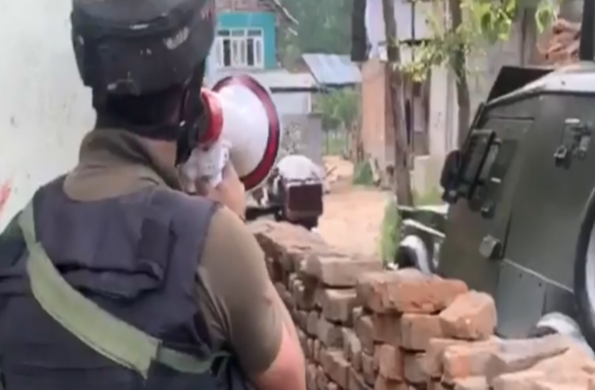 Video: गोलियों के बीच सरेंडर के लिए कहते रहे जवान, कुलगाम मुठभेड़ में 2 आतंकी ढेर Video: गोलियों के बीच सरेंडर के लिए कहते रहे जवान, कुलगाम मुठभेड़ में 2 आतंकी ढेर