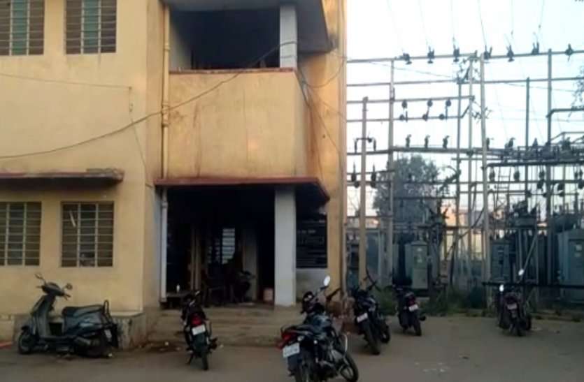 People Attack On Power House In Khairthal Town Of Alwar रात भर लाइट नहीं आई तो लोगों ने बिजली घर पर बोला हमला, कर्मचारियों से की मारपीट, भागकर बचाई जान