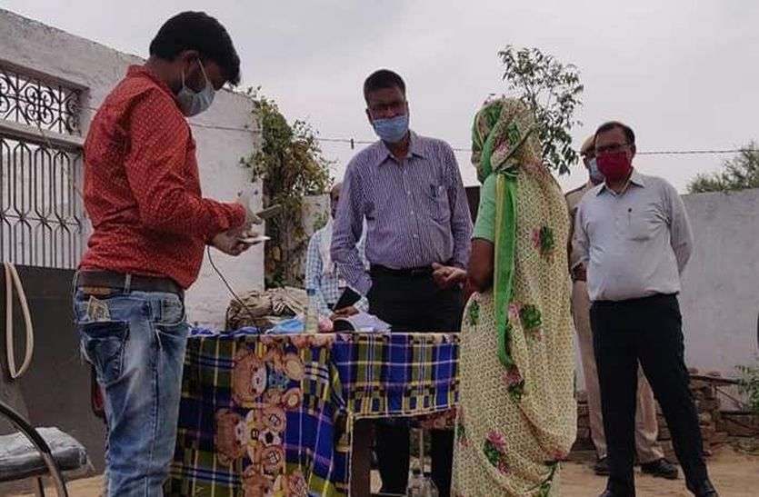 100 crore distributed to 4.50 lakh people at home, result: Corona infection did not spread locally 4.50 लाख लोगों को घर बैठे बांट दिए 100 करोड़, नतीजा: स्थानीय स्तर पर नहीं फैला कोरोना संक्रमण