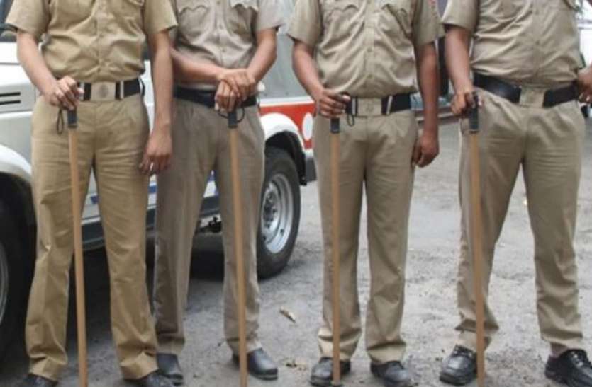 police.jpg बदमाश बोला- मुझे कोरोना है छुआ तो तुम्हे भी हो जाएगा, यह कहते ही आधा दर्जन पुलिस वालों के सामने से हुआ फरार