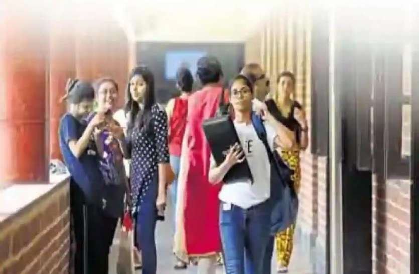 उच्च शिक्षा की छात्राएं प्रतीकात्मक फोटो ... तो अक्टूबर में शुरू होगा हॉयर एजुकेशन का नया सत्र