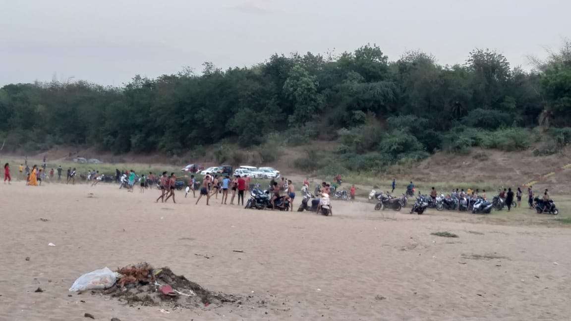 पुलिस रोकी तो जिलाध्यक्ष का बेटा बोला, गाड़ी नंबर नोट कर लो, चालान घर पहुंचा देना!
