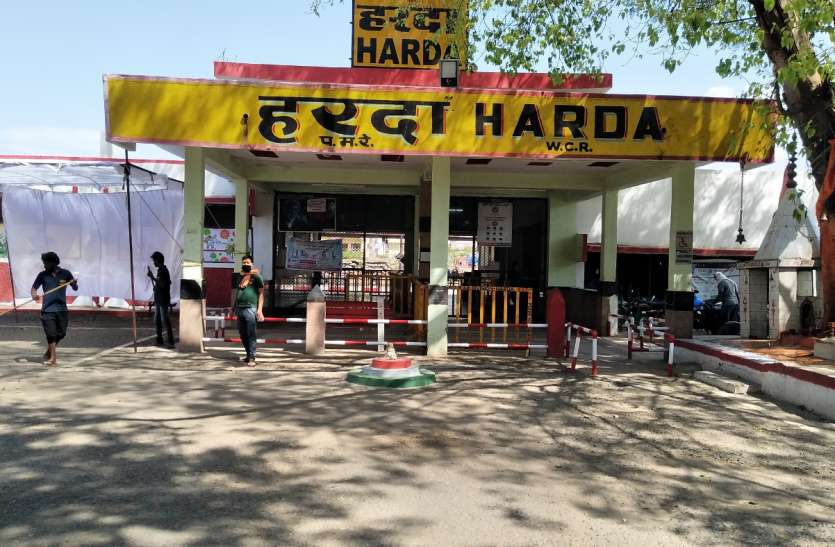 - यात्रियों को घर से ही लाना होगा भोजन-पानी, तकिया चादर, कंफर्म टिकट वाले ही ट्रेन से यात्रा कर पाएंगे हरदा रेलवे स्टेशन पर 68 दिन बाद आज शाम को रुकेगी ताप्ती गंगा एक्सप्रेस