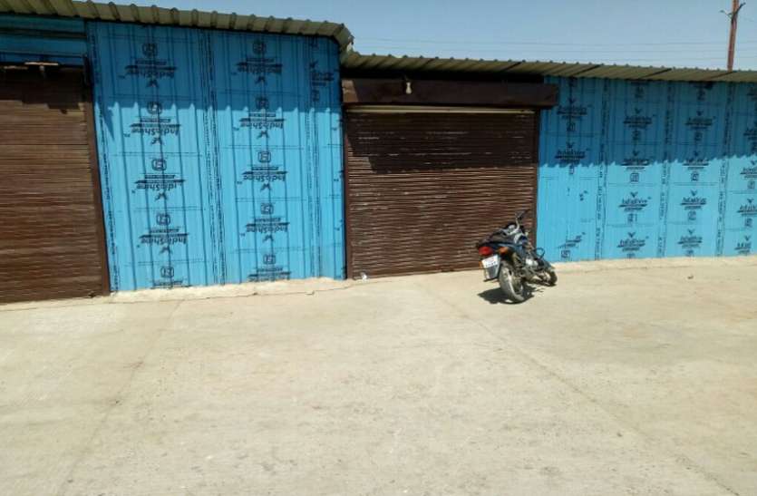 मंडी की जमीन पर दुकानें बनाकर किराए पर दी, प्रशासन मौन मंडी की जमीन पर दुकानें बनाकर किराए पर दी, प्रशासन मौन