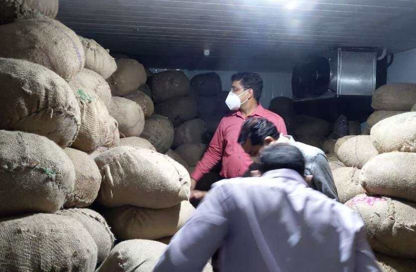 मंदसौर में 500 बोरे मावा जब्त, बिना अनुमति हो रहा था भंडारण मंदसौर में 500 बोरे मावा जब्त, बिना अनुमति हो रहा था भंडारण