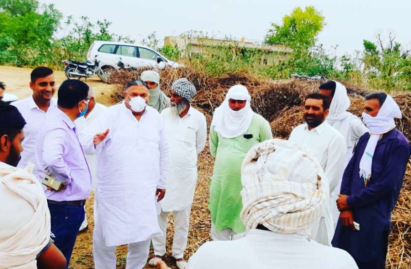खेतों में पहुंचे विधायक, लिया नुकसान का जायजा, किसानों में बेचैनी बरकरार खेतों में पहुंचे विधायक, लिया नुकसान का जायजा, किसानों में बेचैनी बरकरार