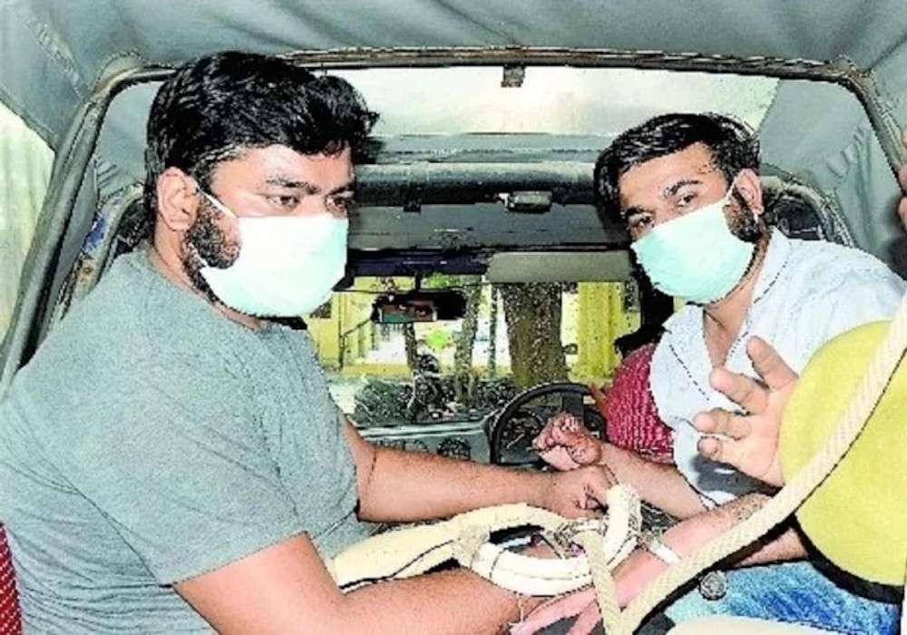 साक्षी मिश्रा से शादी कर चर्चा में आए अजितेश ने सरेआम छात्र को पीटा, थाने में साक्षी ने कहा- सर, अजितेश को छोड़ दो...