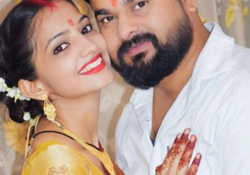 साक्षी मिश्रा से शादी कर चर्चा में आए अजितेश ने सरेआम छात्र को पीटा, थाने में साक्षी ने कहा- सर, अजितेश को छोड़ दो...