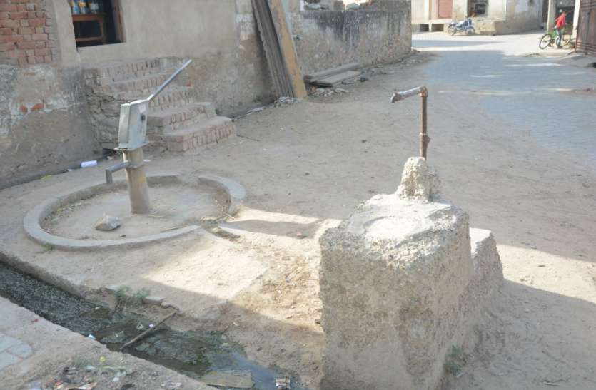 टंकी में पहुंचने से पहले हो रही पानी की चोरी टंकी में पहुंचने से पहले हो रही पानी की चोरी