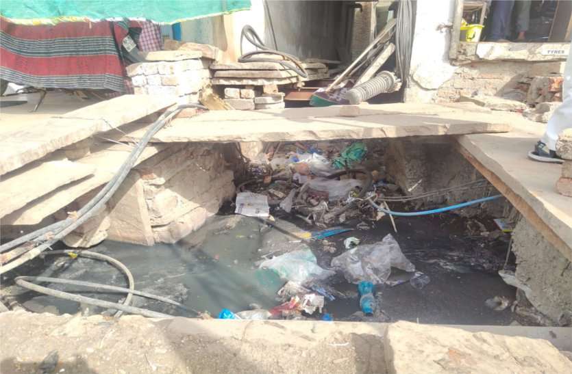 No drains are being cleaned in the city पिछले वर्ष बारिश में जहां सड़कें बन गई थी तालाब, वहां नहीं की जा रही नालों की सफाई