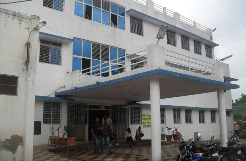 कोविड -19 के नोडल अधिकारी को पता नहीं हाईरिस्क Officers in front of the state's Additional Director were silent, news in hindi. mp news, datia news प्रदेश के अपर संचालक के आगे निरुत्तर हुए अफसर