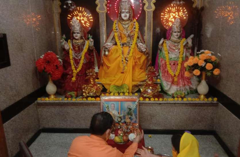 गायत्री जयंती एवं गुरुदेव के महाप्रयाण दिवस पर हुए अध्यात्मिक कार्यक्रम गायत्री जयंती एवं गुरुदेव के महाप्रयाण दिवस पर हुए अध्यात्मिक कार्यक्रम