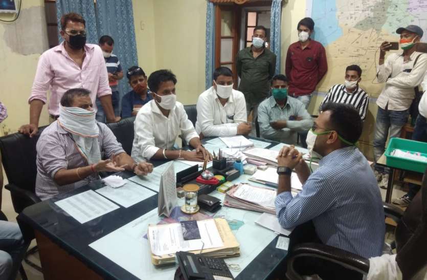 गोशाला की अव्यवस्थाओं पर पार्षदों में रोष गोशाला की अव्यवस्थाओं पर पार्षदों में रोष