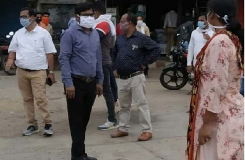सार्वजनिक स्थलों पर थूकने वालों से वसूला जुर्माना सार्वजनिक स्थलों पर थूकने वालों से वसूला जुर्माना