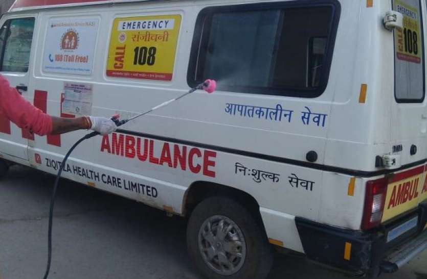 जान की बाजी लगाकर संक्रमितों को अस्पताल पहुंचा रहे एंबुलेंसकर्मी जान की बाजी लगाकर संक्रमितों को अस्पताल पहुंचा रहे एंबुलेंसकर्मी