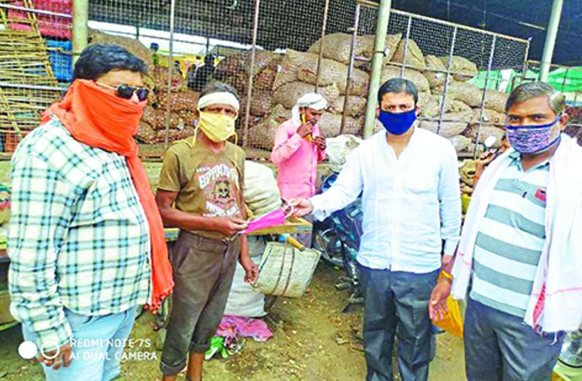 युवा मोर्चा ने मंडी में किया मास्क, त्रिकटु चूर्ण का वितरण युवा मोर्चा ने मंडी में किया मास्क, त्रिकटु चूर्ण का वितरण
