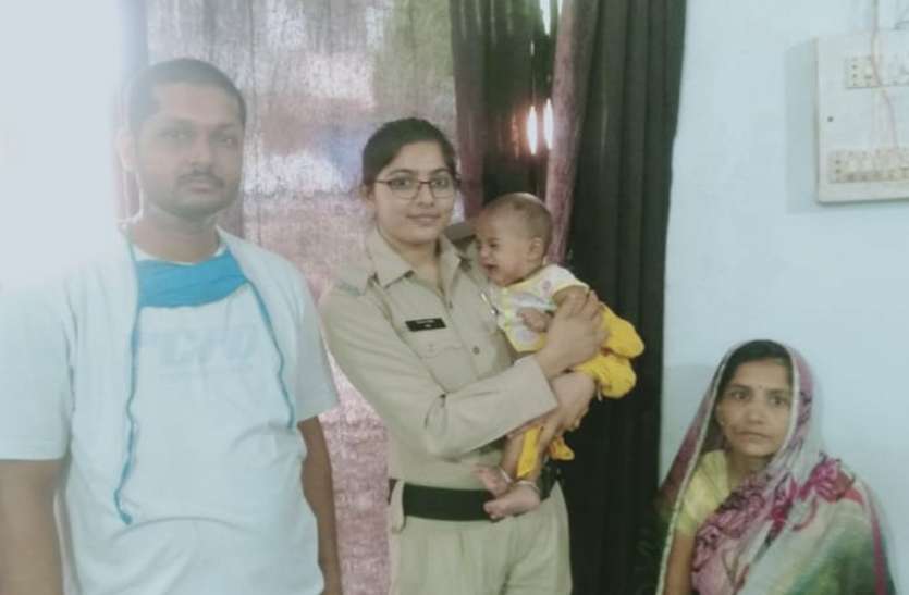 patrika दूधमुंहे बच्चे को लेकर घूम रही महिला को पुलिस ने परिजनों के पास पहुंचाया