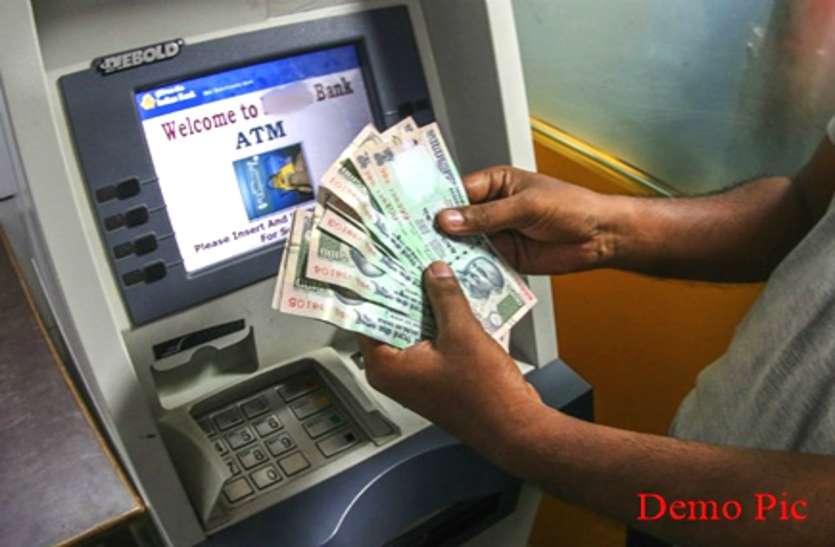 ATM कार्ड के ऊपर पासवर्ड लिखना महिला को पड़ गया भारी, घर में घुसे चोरों की लग गई लॉटरी