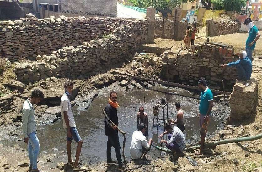 लॉकडाउन: युवाओं ने सीखा दिया समय के सद्पयोग का पाठ,बदल दी ऐतिहासिक बावड़ी की तस्वीर लॉकडाउन: युवाओं ने सीखा दिया समय के सद्पयोग का पाठ,बदल दी ऐतिहासिक बावड़ी की तस्वीर