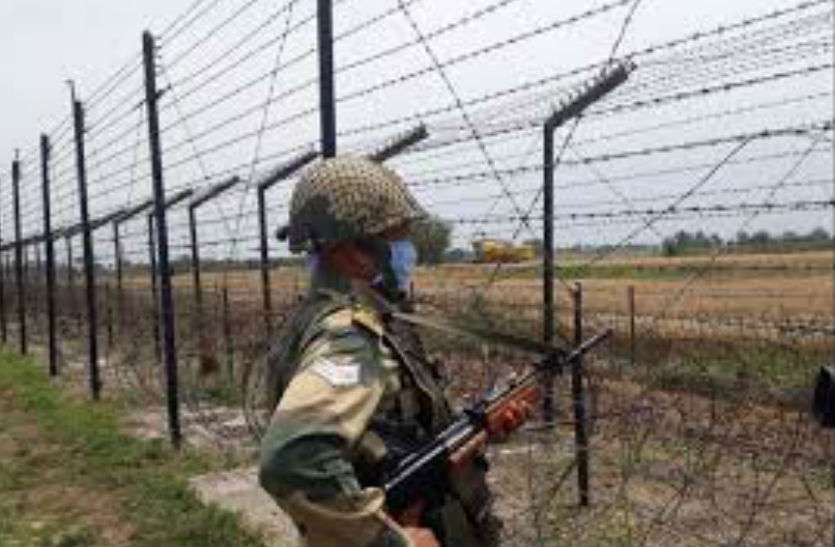 BSF पाकिस्तान के तस्करों ने हेरोइन के साथ हथियार भी भेजे