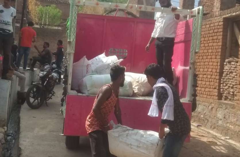 Police raided Gutkha factory in Maharajpur, seized huge amount of material महाराजपुर में पुलिस ने की गुटखा फैक्ट्री में छापामार कार्रवाई, भारी मात्रा में सामग्री जप्त