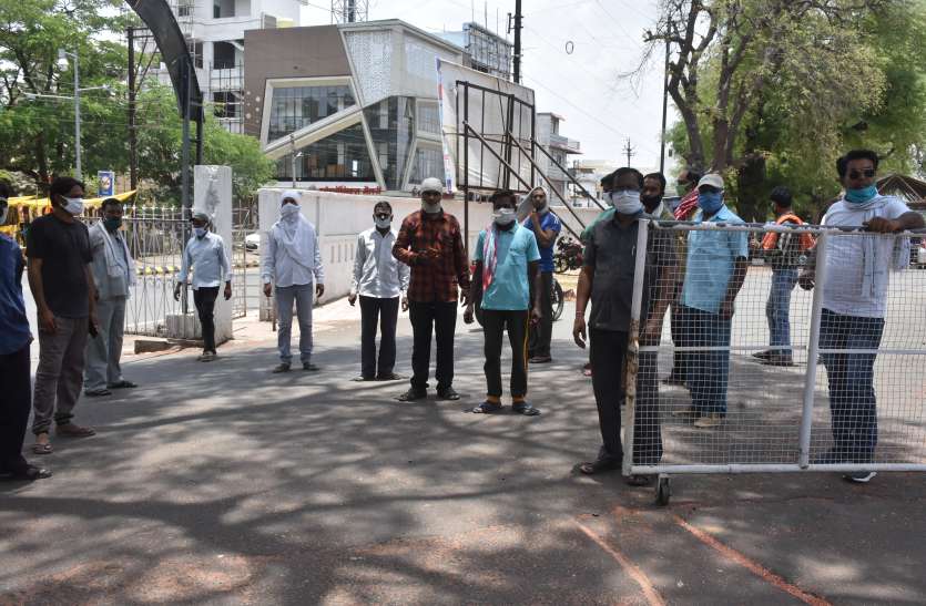 ऑटो को माल परिवहन सेवा में अनुमति के लिए सौंपा ज्ञापन ऑटो को माल परिवहन सेवा में अनुमति के लिए सौंपा ज्ञापन