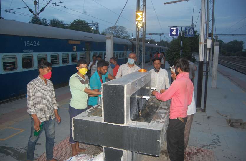 पहली ट्रेन से रवाना हुए पांच यात्री, पंद्रह स्टेशन पर उतरे पहली ट्रेन से रवाना हुए पांच यात्री, पंद्रह स्टेशन पर उतरे