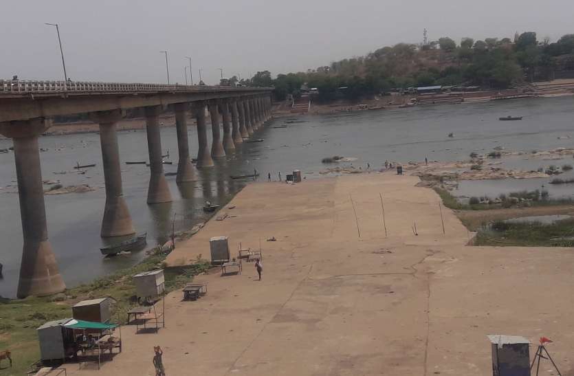 गंगा दशमी पर नर्मदा घाटों पर पसरा सन्नाटा गंगा दशमी पर नर्मदा घाटों पर पसरा सन्नाटा