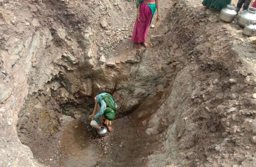 भामची नदी में झिरी खोदकर प्यास बुझा रहे सैकड़ों ग्रामीण भामची नदी में झिरी खोदकर प्यास बुझा रहे सैकड़ों ग्रामीण