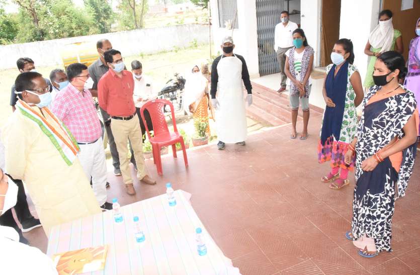 minister_1.jpg खाद्य मंत्री ने क्वारेंटाइन सेंटर में रह रहे प्रवासी मजदूरों से पूछा- तेज गर्मी पड़ रही है, कूलर की जरूरत हो तो बताएं