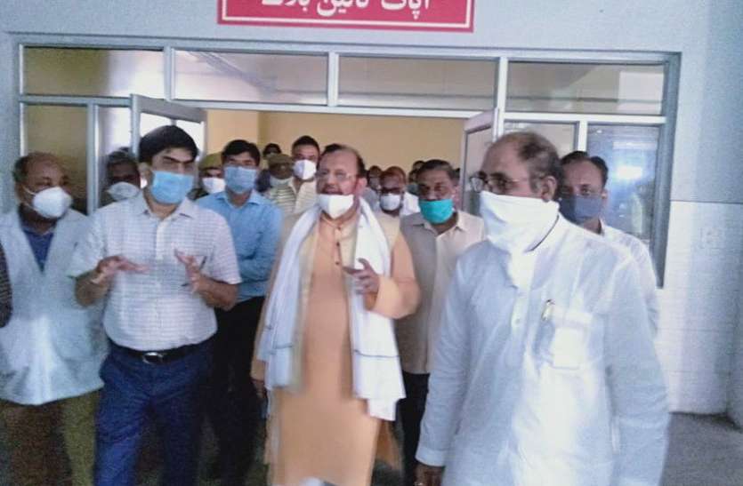 mntri.jpg सहारनपुर पहुंचे चिकित्सा मंत्री बोले वायरस के साथ जीना सीखना हाेगा, इमरजेंसी सेवाएं शुरू करने के निर्देश