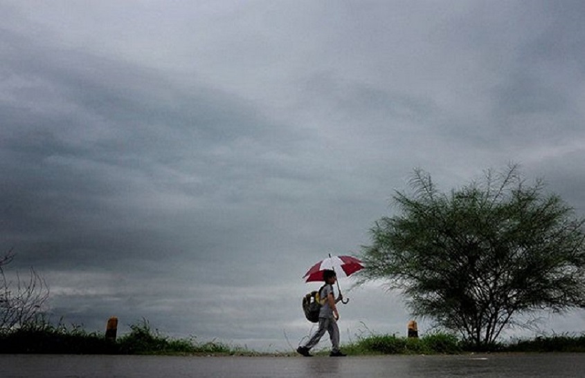 केरल में मानसून की आमद, तूफान की आहट से कांपा गुजरात-महाराष्ट्र