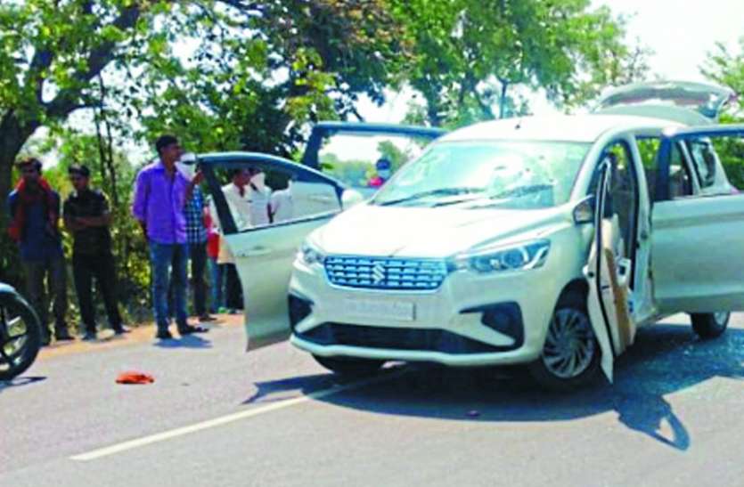 An angry youth broke into a car when a bike collided बाइक में मारी टक्कर तो गुस्साए युवकों ने कार में की तोडफ़ोड़
