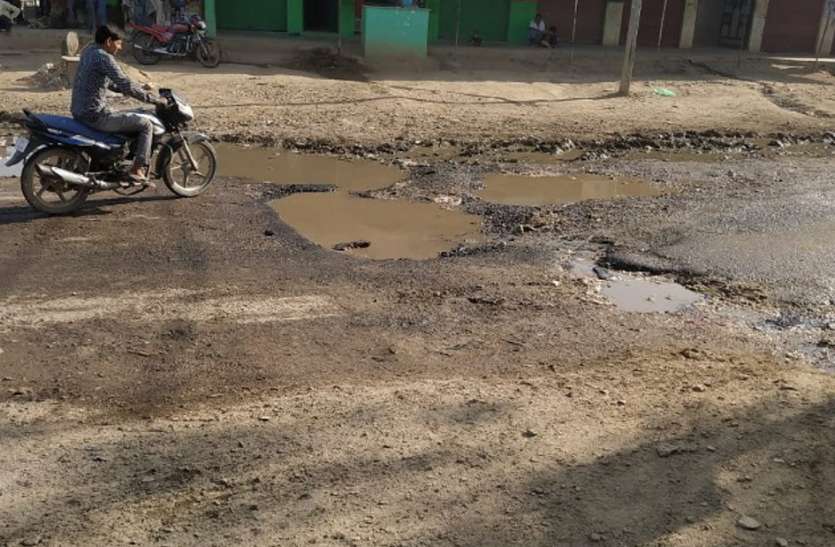टेंडर के चार माह बाद भी नहीं हो पाई नेशनल हाईवे की मरम्मत टेंडर के चार माह बाद भी नहीं हो पाई नेशनल हाईवे की मरम्मत