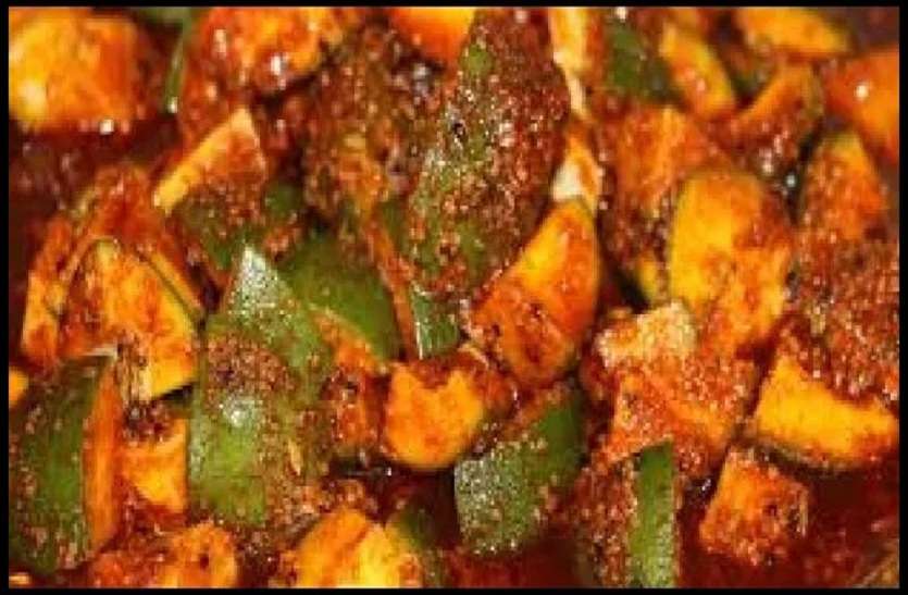 मुफ्त का आम अचार खाने के मोह ने पूरे गांव को करा दिया क्वारेंटाइन मुफ्त का आम अचार खाने के मोह ने पूरे गांव को करा दिया क्वारेंटाइन