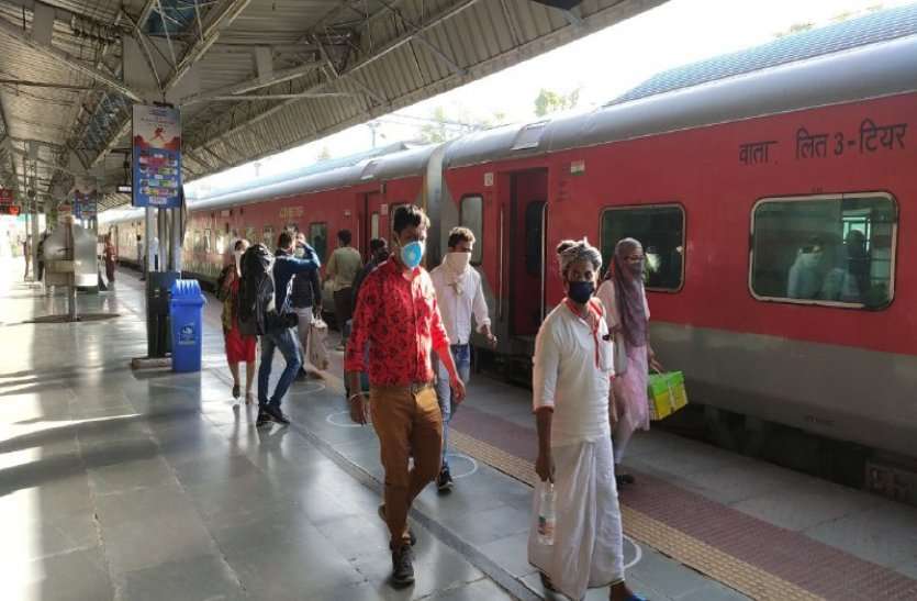 Aashram Express Came Alwar Junction After Lock Down 70 दिन बाद अलवर जंक्शन पर आई सवारी ट्रेन , सुबह आश्रम एक्सप्रेस आई अलवर, इतने यात्री हुए सवार