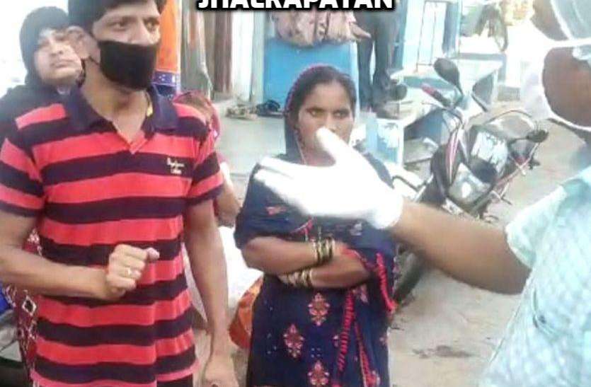jhalawar संक्रमण का नहीं खौफ, सामूहिक बैठ कर रहे बातें....