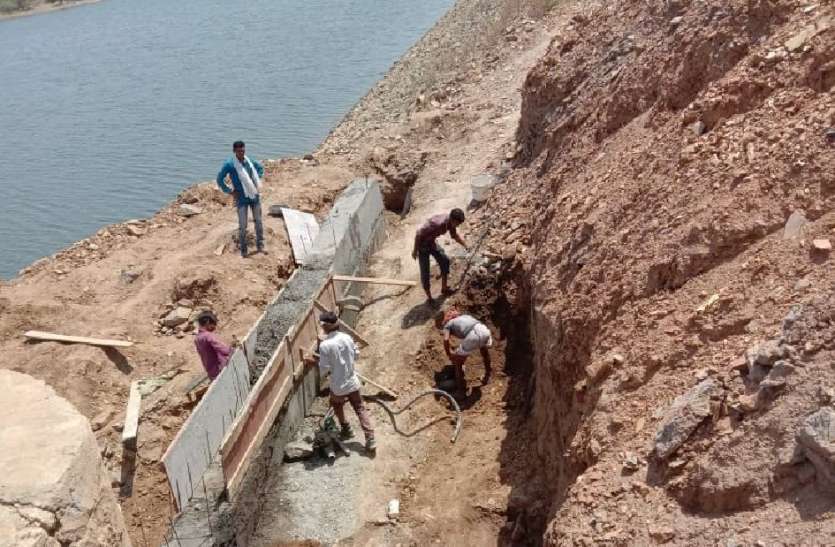 गोकुलपुरा बांध की क्षतिग्रस्त मोरी व सुरक्षा दीवार का कार्य शुरू गोकुलपुरा बांध की क्षतिग्रस्त मोरी व सुरक्षा दीवार का कार्य शुरू