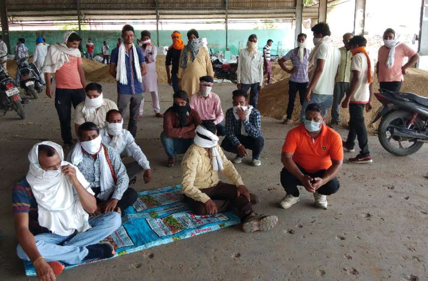 चार दिन से किसान गेहूं तुलाई के लिए खा रहे धक्के चार दिन से किसान गेहूं तुलाई के लिए खा रहे धक्के