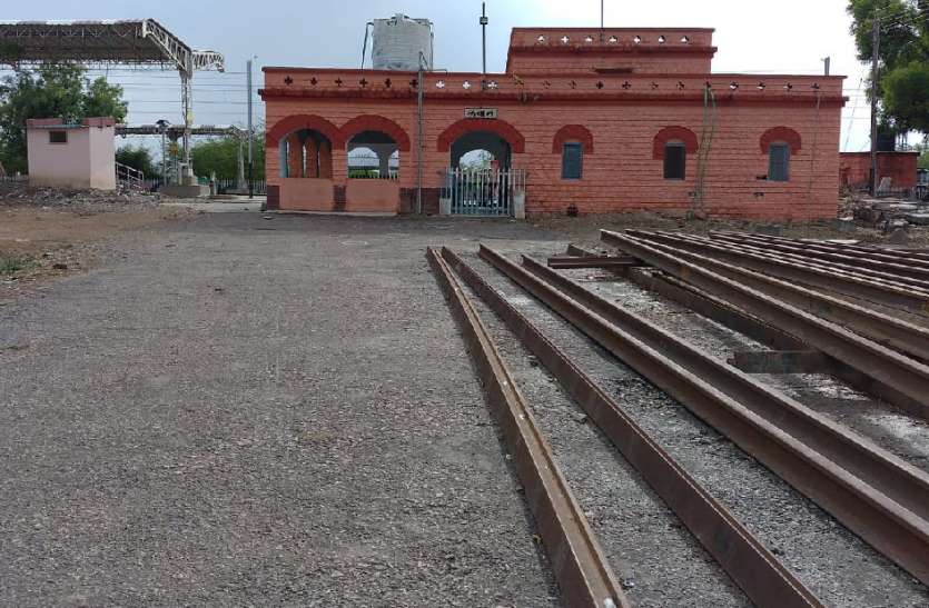 लबान रेल स्टेशन को सुविधाओं की दरकार लबान रेल स्टेशन को सुविधाओं की दरकार
