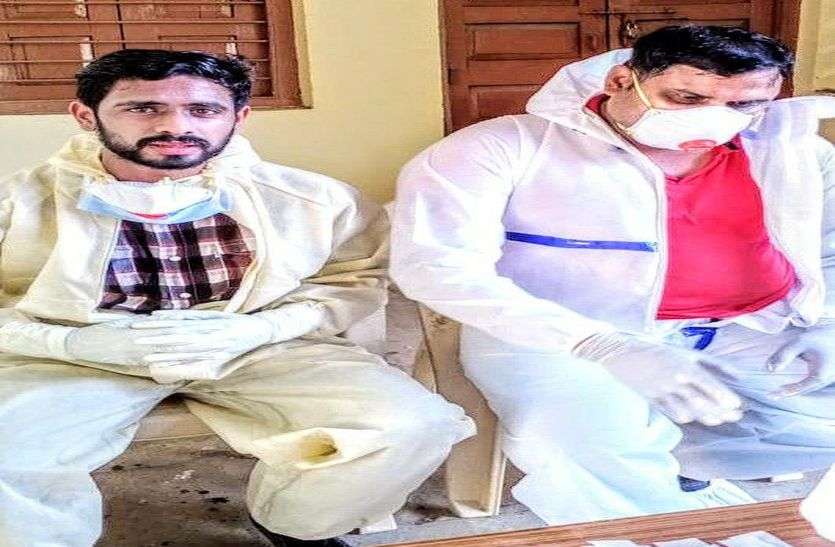पीपीई किट पहनकर सैंपल लेने वालों को आए चक्कर पीपीई किट पहनकर सैंपल लेने वालों को आए चक्कर