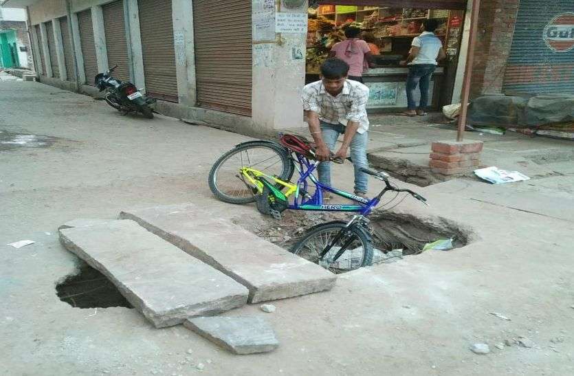 कई बार शिकायत के बाद भी नहीं सुधर रहा टूटा हुआ नाले का चेंबर कई बार शिकायत के बाद भी नहीं सुधर रहा टूटा हुआ नाले का चेंबर