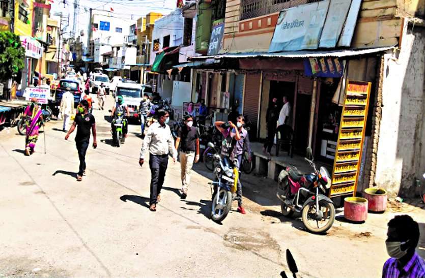 Many city shopkeepers breaking weekly total lockdown साप्ताहिक टोटल लॉकडाउन को तोड़ रहे शहर के कई दुकानदार