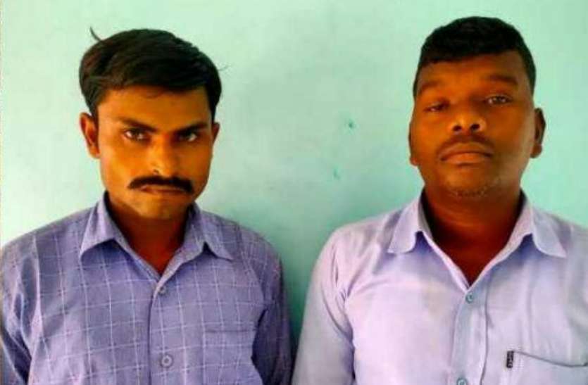 छत्तीसगढ़ः दो हीरा तस्कर गिरफ्तार, पुलिस ने लाखों के हीरे किए बरामद 5 लाख के हीरे समेत दो तस्कर गिरफ्तार, 41 नग हीरा बरामद
