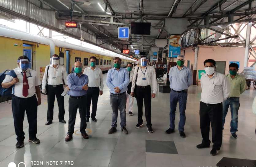 Kota Junction यात्रियों को चेताया, सफर में कोविड से रहें सावधान