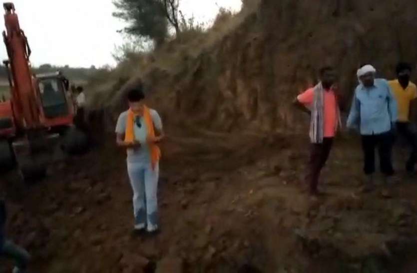 The villagers protested against the carrying of excavator (200 JCB) machine for sand mining on Mahanadi in Rajarwara. मशीन से रेत खनन का विरोध करने वालों से भाजपा नेता ने की मारपीट