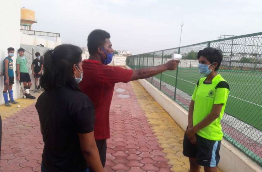 कोरोना: अब खेल में भी सोशल डिस्टेंस, ऐसे अभ्यास कर रहे खिलाड़ी... कोरोना: अब खेल में भी सोशल डिस्टेंस, ऐसे अभ्यास कर रहे खिलाड़ी...