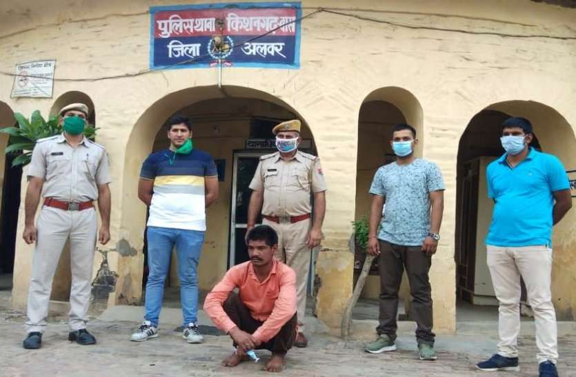 Men Breaks Temple's Statue After Failure In Love लॉक डाउन में प्रेमिका ने धोखा देकर किसी और से शादी की तो युवक ने भगवान से नाराज होकर मंदिर की मूर्तियां तोड़ी